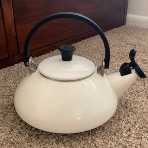Le Crueuset white Tea Pot/Kettle